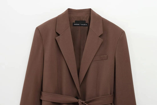 Completo donna ufficio 2025 ‒ blazer “shrug” + pantaloni lunghi dritti, stile elegante casual con cintura, perfetto