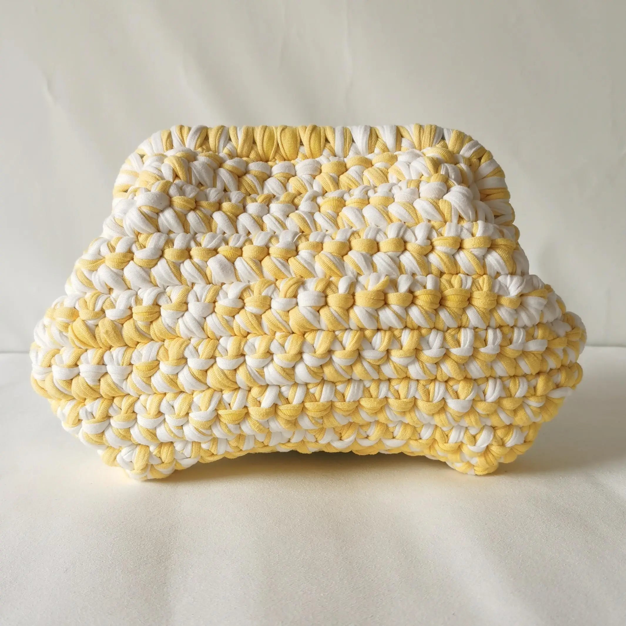 Clutch “Cloud Bag” in Crochet Fatta a Mano – Borsa Donna Soffice e Originale con Stile a Nuvola