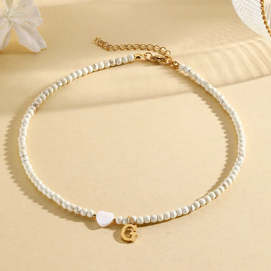 Choker boho con perline, cuore in conchiglia e iniziale in acciaio – collana personalizzata stile 2025