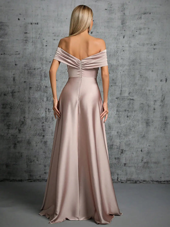 Abito Elegante Lungo in Satin con Plissé – Scollo Irregolare e Look da Cerimonia