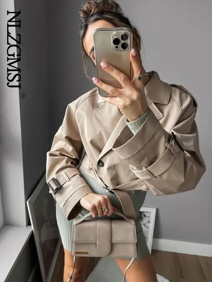 Giacca trench corta con cintura – cropped trench vintage street-style doppio petto