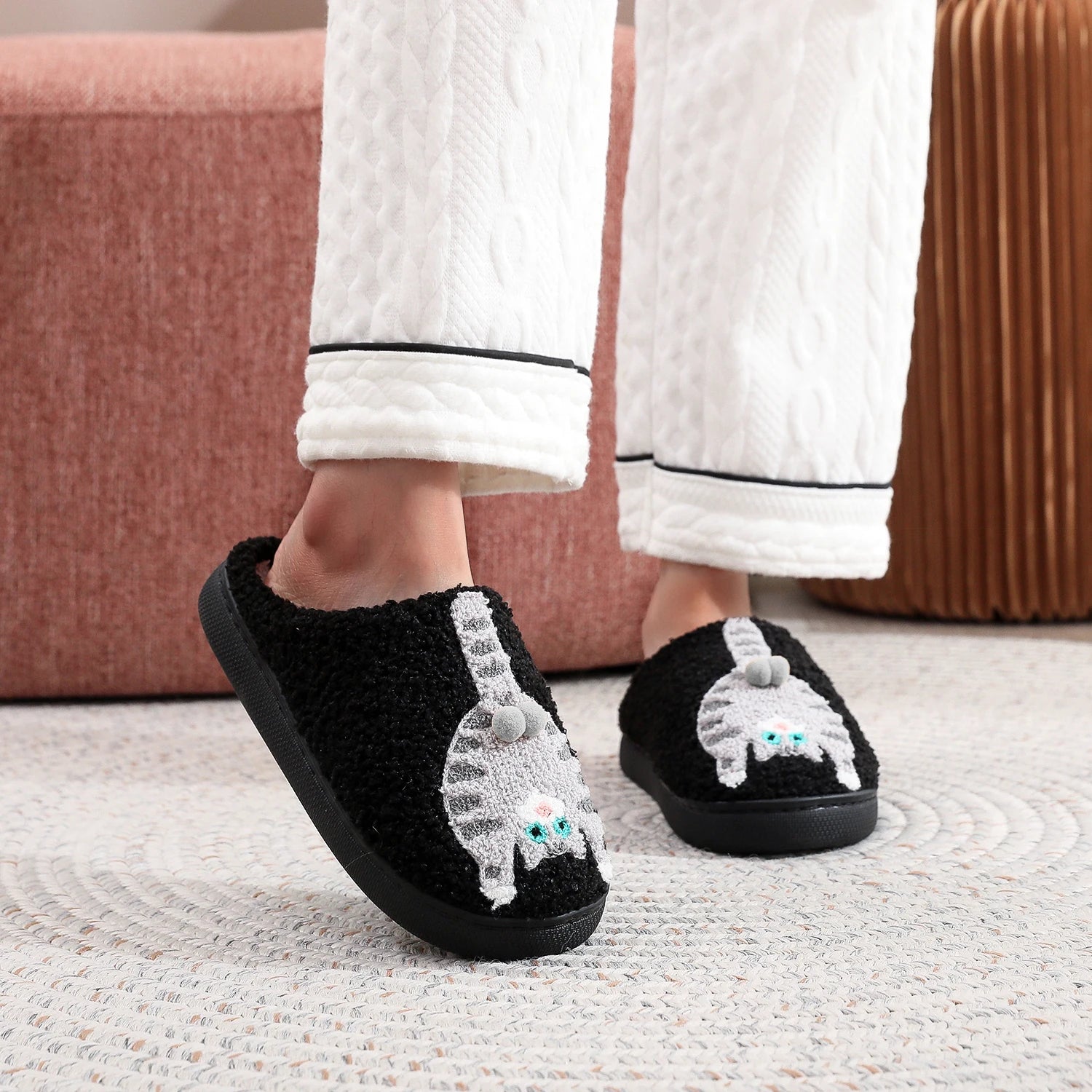 A Pair of Black Embroidered Cat-Patterned Plush Home Slippers with Thick Soles, Comfortable and Warm, Non-Slip Indoor Slippers, Personalized Gifts for Autumn and Winter, Suitable for Both Men and Women to Wear in the Bedroom