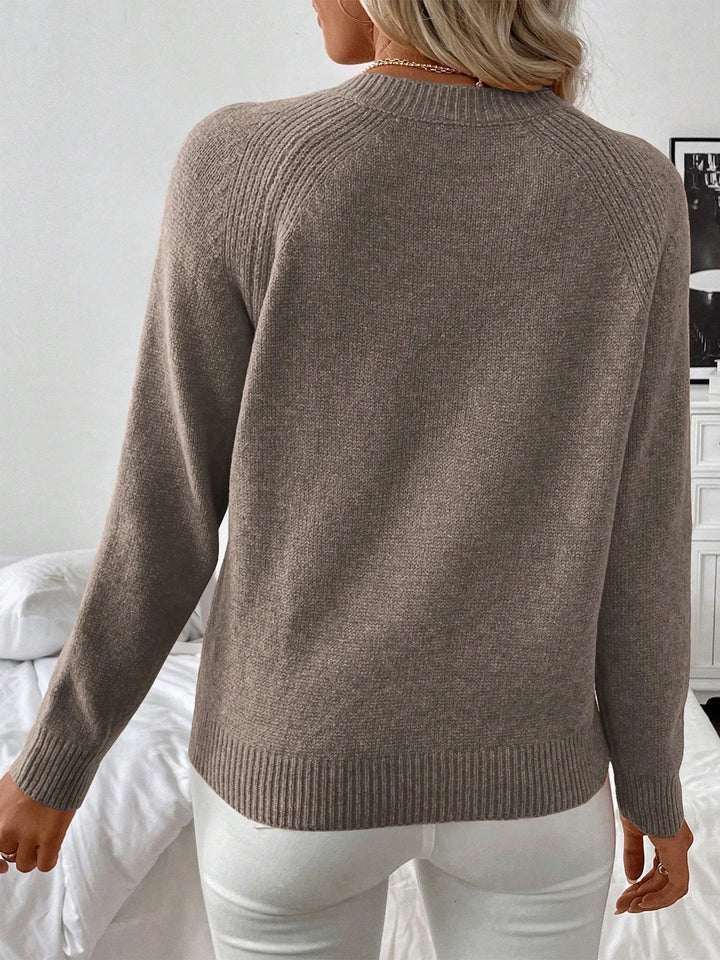 Maglione donna girocollo con bottoni decorativi sulla spalla
