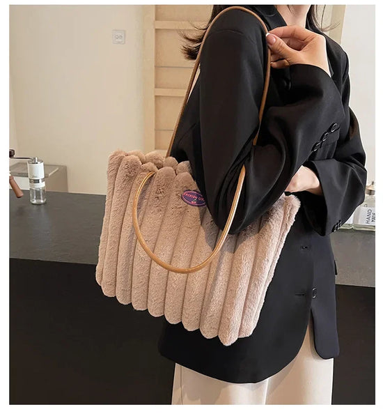 Tote bag a righe in peluche – borsa capiente e soffice per inverno 2025