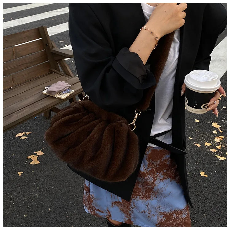 Borsa Crossbody Fluffy Cloud in Ecopelliccia – Clutch Imbottita d’Inverno per Donna, Versatile e Morbida