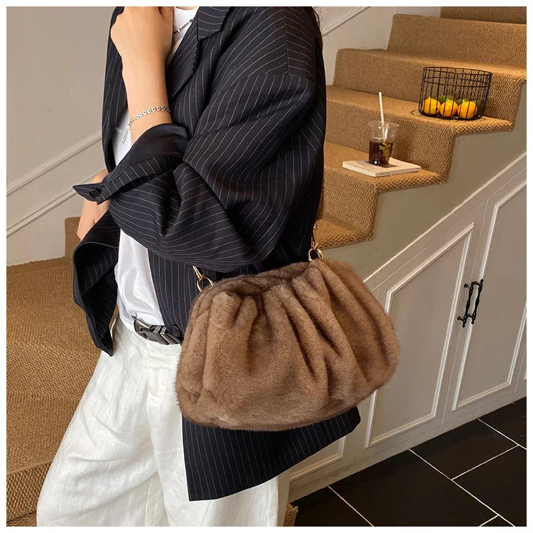 Borsa Crossbody Fluffy Cloud in Ecopelliccia – Clutch Imbottita d’Inverno per Donna, Versatile e Morbida