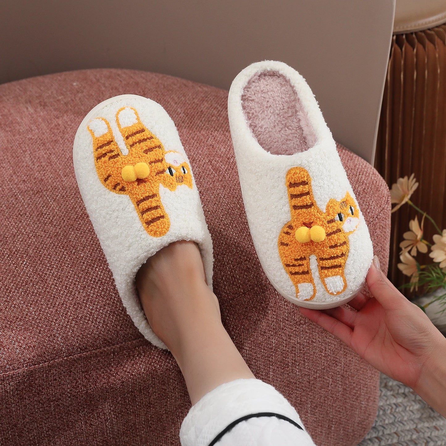 A Pair of Black Embroidered Cat-Patterned Plush Home Slippers with Thick Soles, Comfortable and Warm, Non-Slip Indoor Slippers, Personalized Gifts for Autumn and Winter, Suitable for Both Men and Women to Wear in the Bedroom