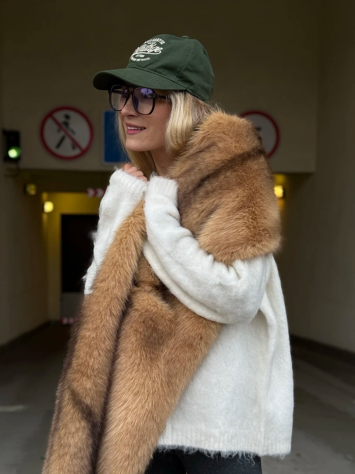 Sciarpa donna in pelliccia sintetica con tasche marrone