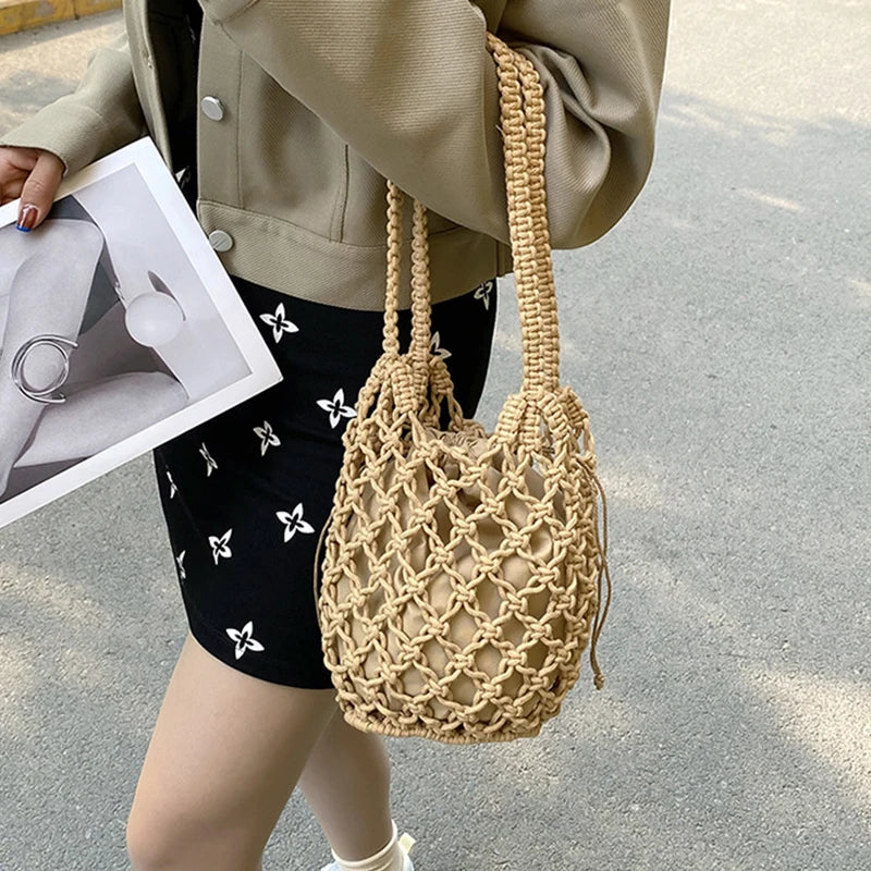 Borsa a secchiello in paglia intrecciata a mano – con coulisse e tracolla, perfetta per spiaggia e shopping