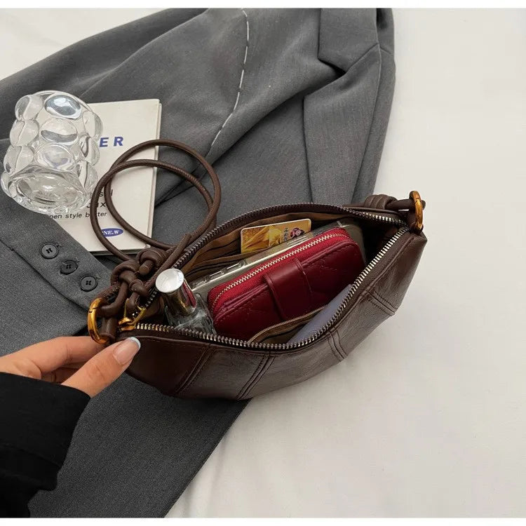 Borsetta baguette crossbody in velluto 2025 – stile western, zip e look raffinato minimal