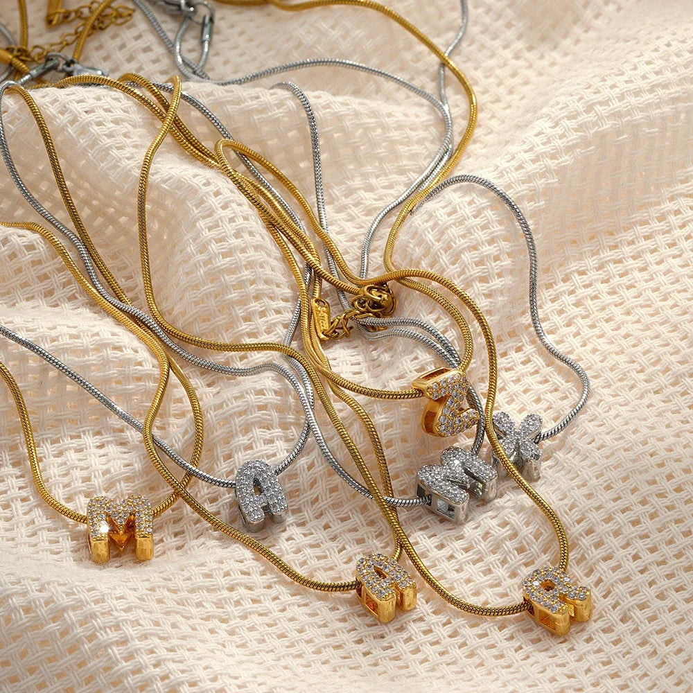 Collana iniziale personalizzabile A–Z con pavé di zirconi – acciaio, elegante