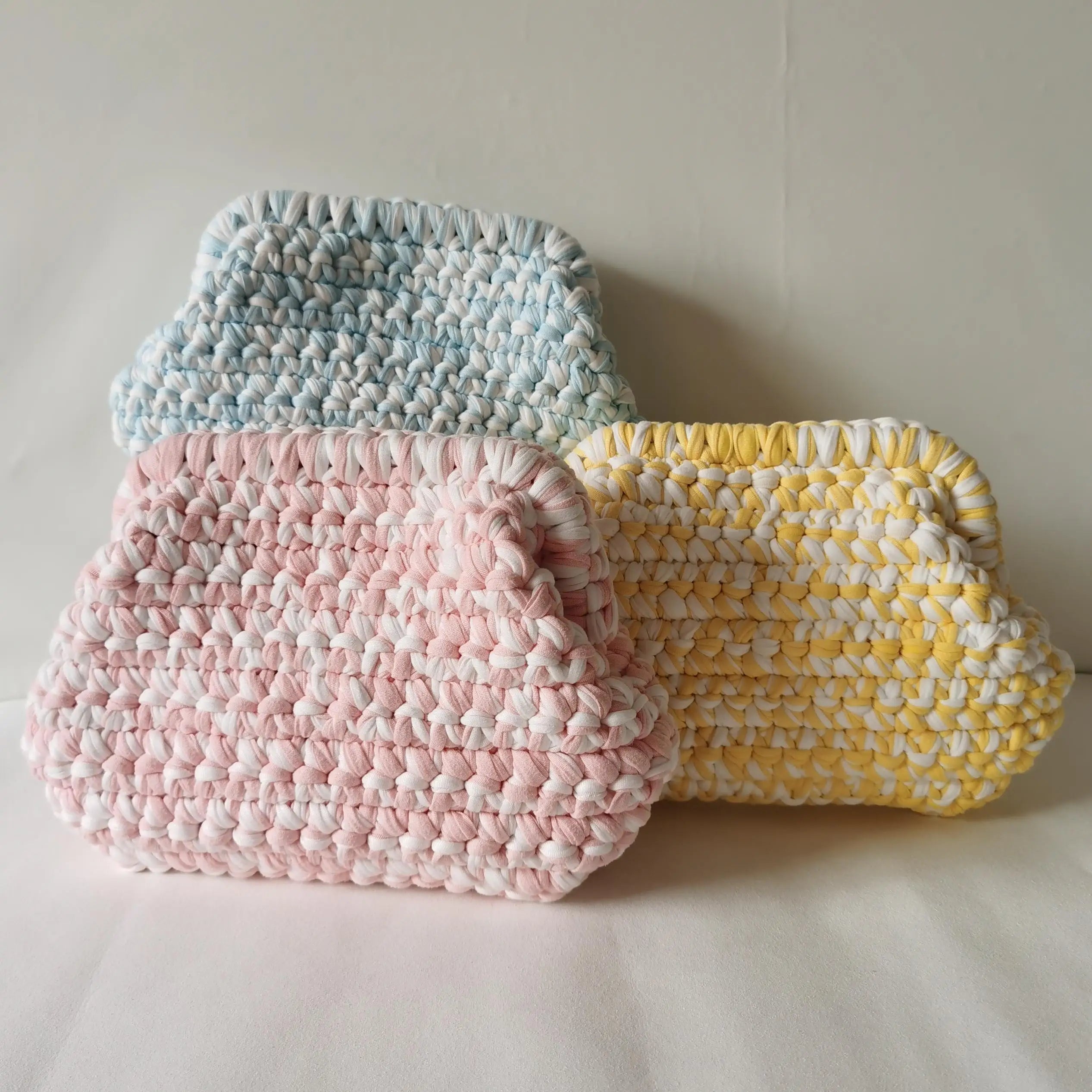 Clutch “Cloud Bag” in Crochet Fatta a Mano – Borsa Donna Soffice e Originale con Stile a Nuvola