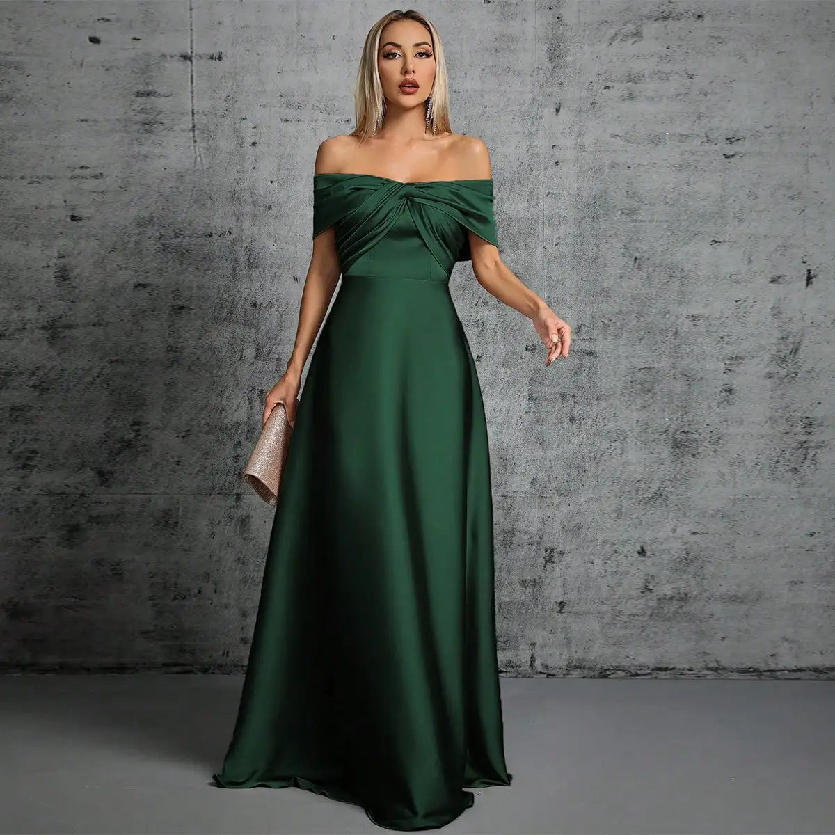 Abito Elegante Lungo in Satin con Plissé – Scollo Irregolare e Look da Cerimonia
