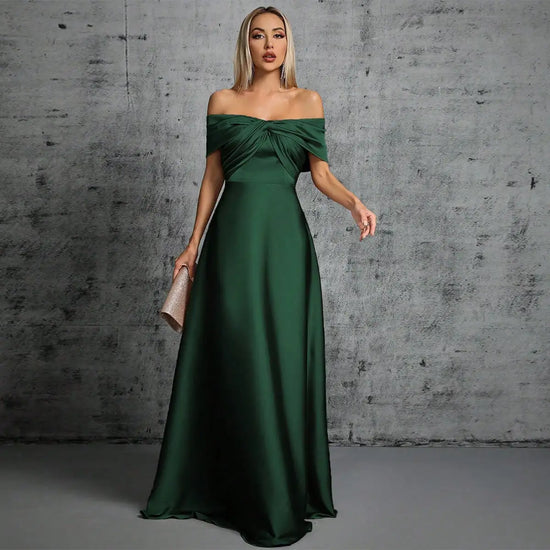 Abito Elegante Lungo in Satin con Plissé – Scollo Irregolare e Look da Cerimonia