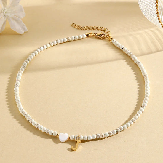 Choker boho con perline, cuore in conchiglia e iniziale in acciaio – collana personalizzata stile 2025
