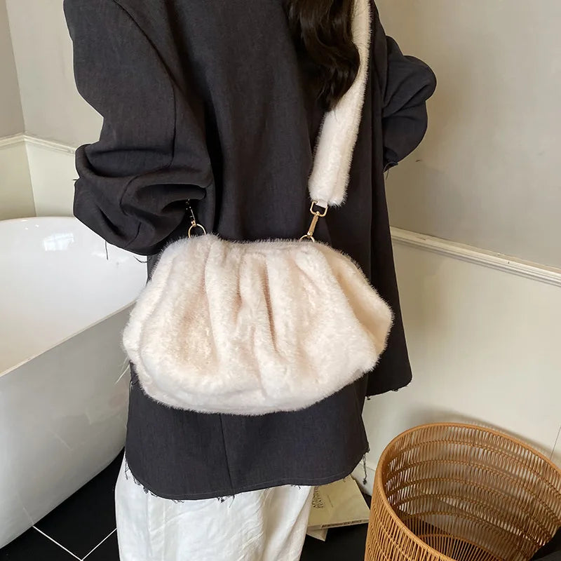 Borsa Crossbody Fluffy Cloud in Ecopelliccia – Clutch Imbottita d’Inverno per Donna, Versatile e Morbida