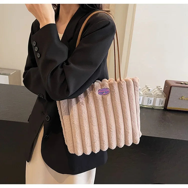 Tote bag a righe in peluche – borsa capiente e soffice per inverno 2025