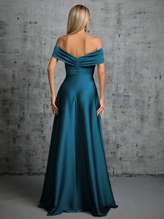 Abito Elegante Lungo in Satin con Plissé – Scollo Irregolare e Look da Cerimonia