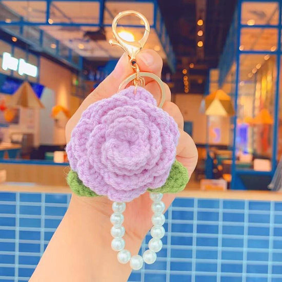Portachiavi rosa all’uncinetto handmade – con perle e foglia crochet, charm elegante per borse e chiavi