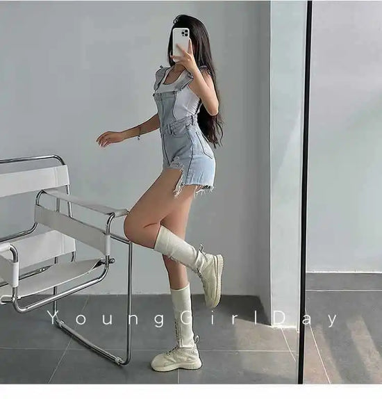 Salopette donna estiva in denim vita alta, strappi – overall shorts effetto slanciato