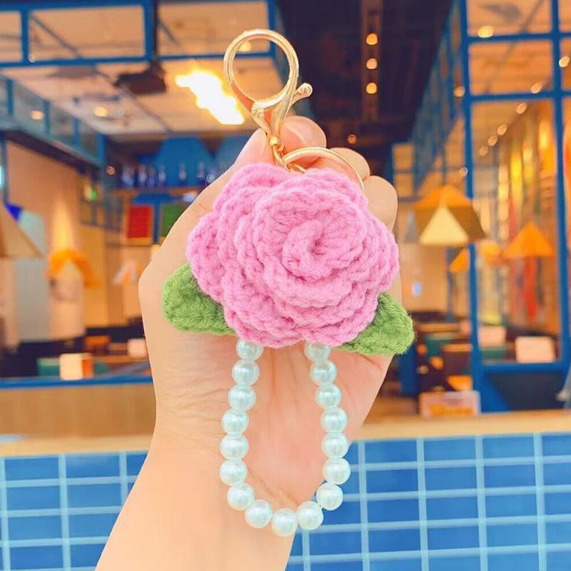 Portachiavi rosa all’uncinetto handmade – con perle e foglia crochet, charm elegante per borse e chiavi