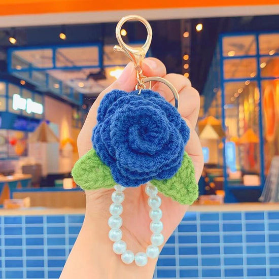 Portachiavi rosa all’uncinetto handmade – con perle e foglia crochet, charm elegante per borse e chiavi