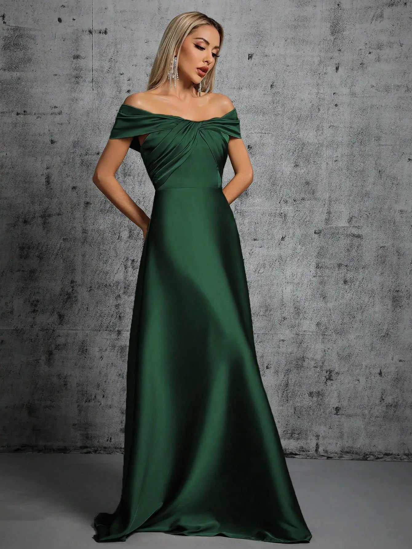 Abito Elegante Lungo in Satin con Plissé – Scollo Irregolare e Look da Cerimonia