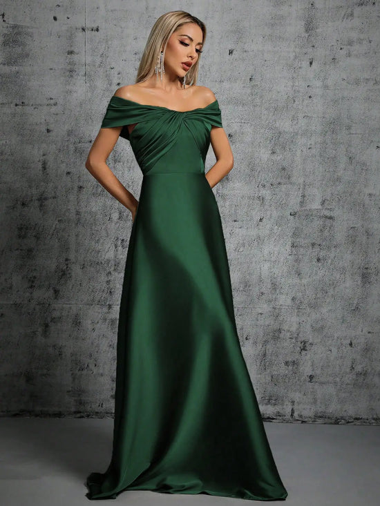 Abito Elegante Lungo in Satin con Plissé – Scollo Irregolare e Look da Cerimonia