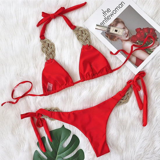 Bikini Brasiliano ASKATE 2025 con nodi oro decorativi, top a triangolo wire‑free e slip low‑waist, elegante e femminile.

