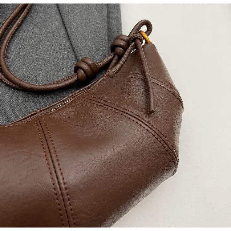 Borsetta baguette crossbody in velluto 2025 – stile western, zip e look raffinato minimal