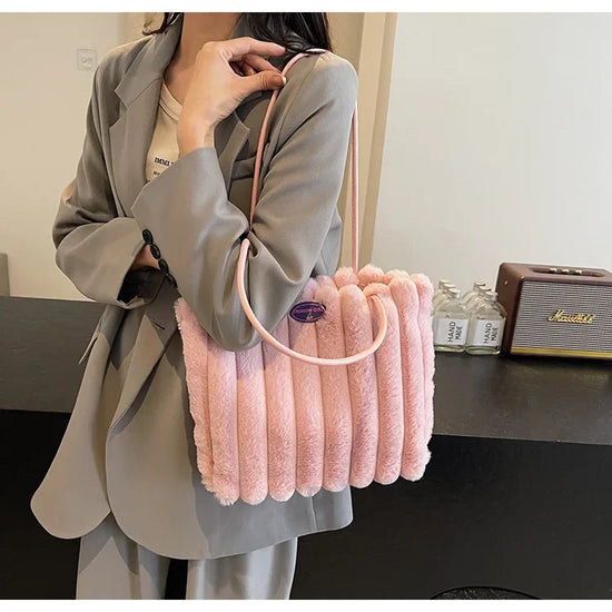 Tote bag a righe in peluche – borsa capiente e soffice per inverno 2025