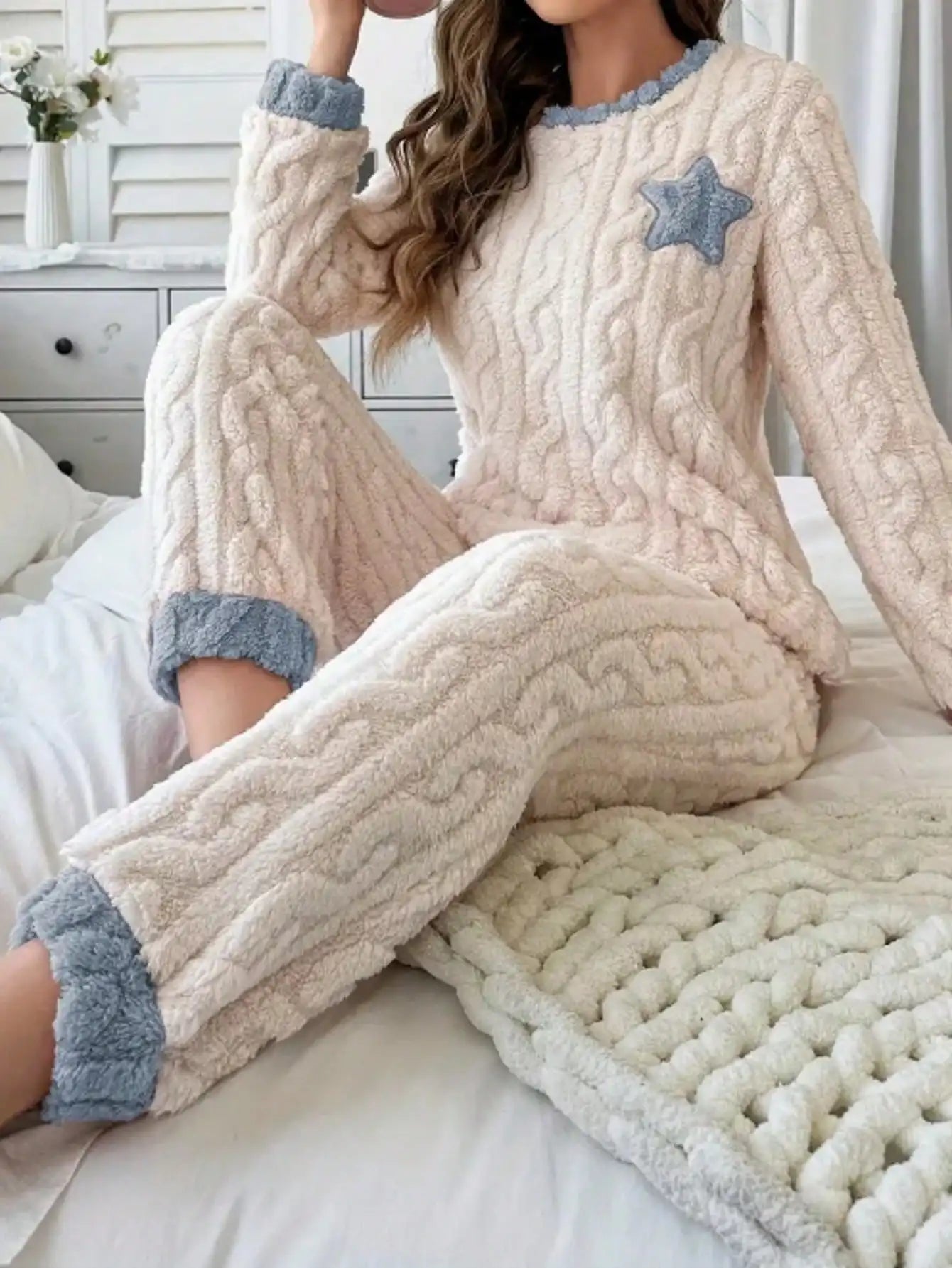 Set di pigiama da donna per l'autunno e l'inverno – pantaloni spessi e maglia a collo rotondo con stella a cinque punte ricamata