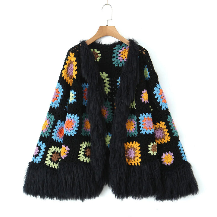 Cardigan lungo boho con frange e patchwork floreale – cardigan crochet con tasselli e texture shaggy dai colori vividi