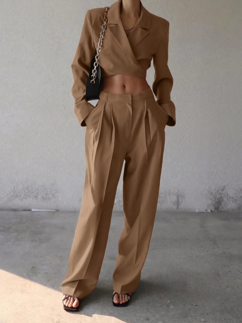 Set tailleur donna 2025: blazer cropped e pantaloni palazzo – eleganza professionale con un tocco moderno