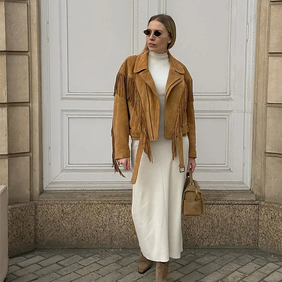 Giacca corta marrone con collo a revers e frange – stile boho retrò 2025