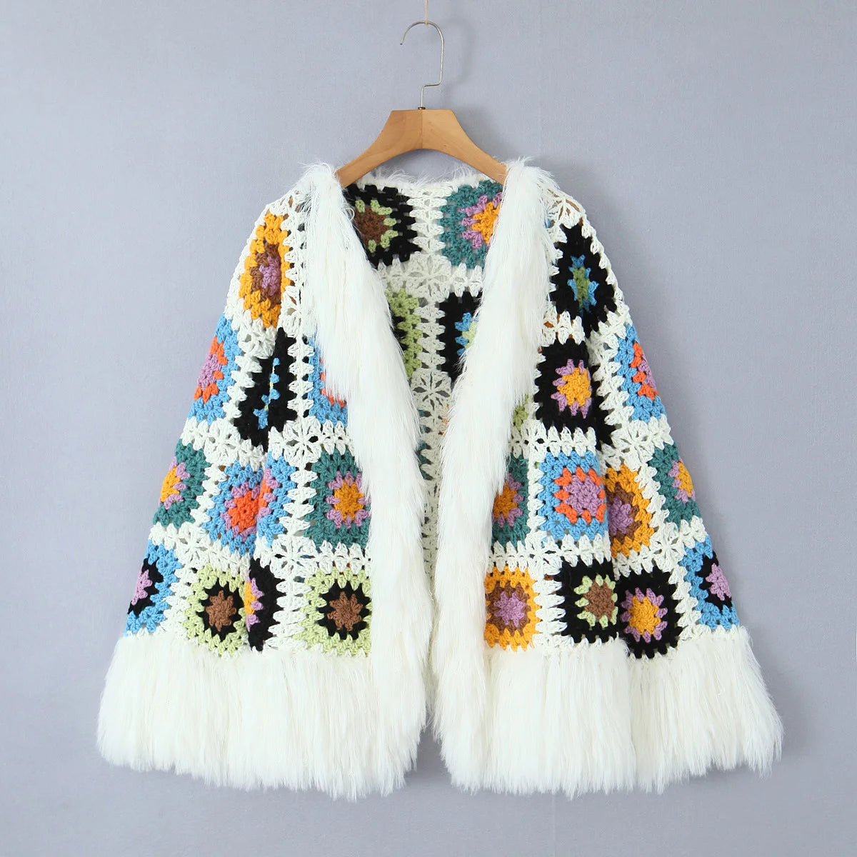 Cardigan lungo boho con frange e patchwork floreale – cardigan crochet con tasselli e texture shaggy dai colori vividi