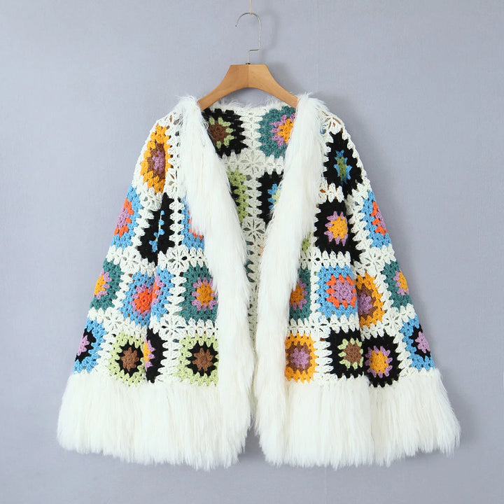 Cardigan lungo boho con frange e patchwork floreale – cardigan crochet con tasselli e texture shaggy dai colori vividi