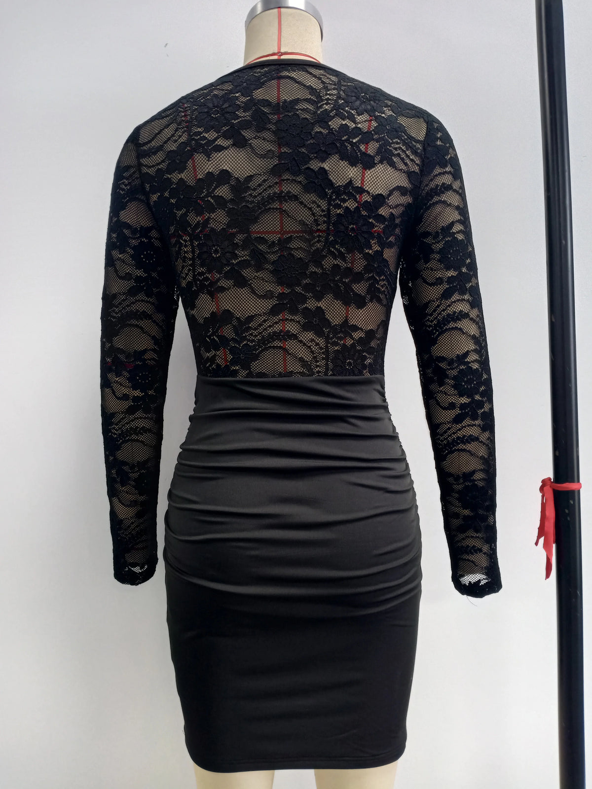 Vestito nero in pizzo aderente con maniche lunghe