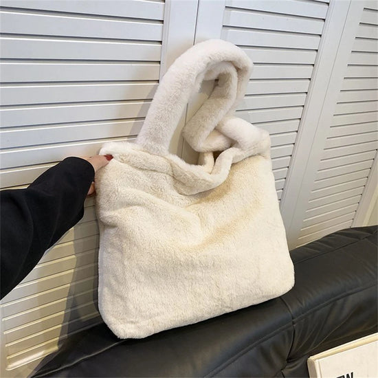 Underarm plush bag in faux fur – borsa inverno Tendenza Fuzzy Tote