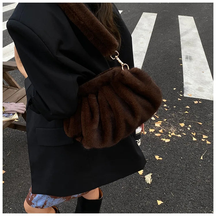 Borsa Crossbody Fluffy Cloud in Ecopelliccia – Clutch Imbottita d’Inverno per Donna, Versatile e Morbida