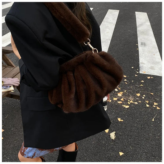 Borsa Crossbody Fluffy Cloud in Ecopelliccia – Clutch Imbottita d’Inverno per Donna, Versatile e Morbida