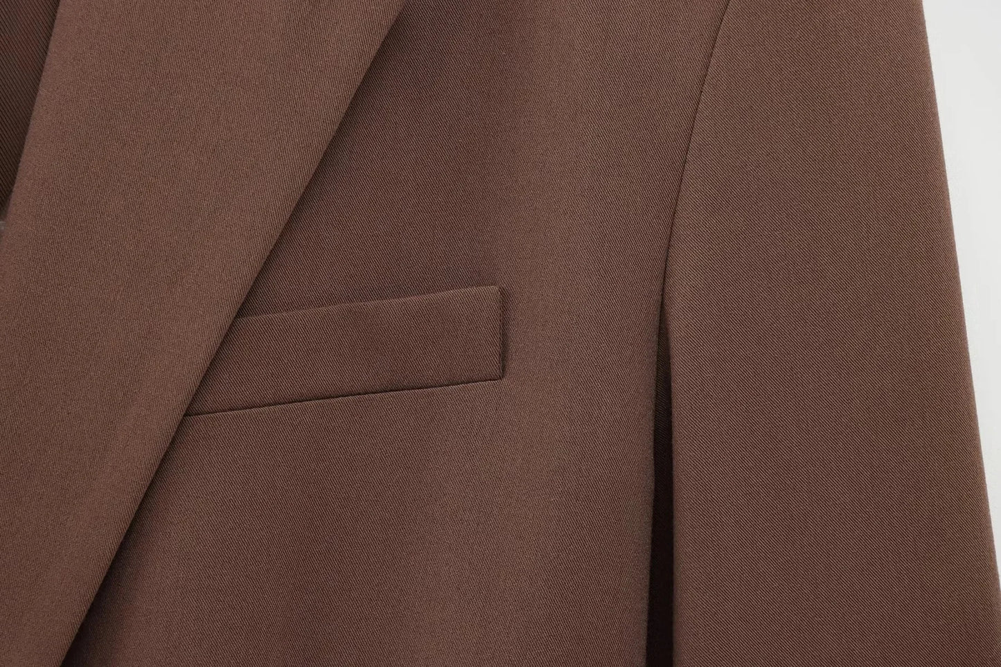 Completo donna ufficio 2025 ‒ blazer “shrug” + pantaloni lunghi dritti, stile elegante casual con cintura, perfetto