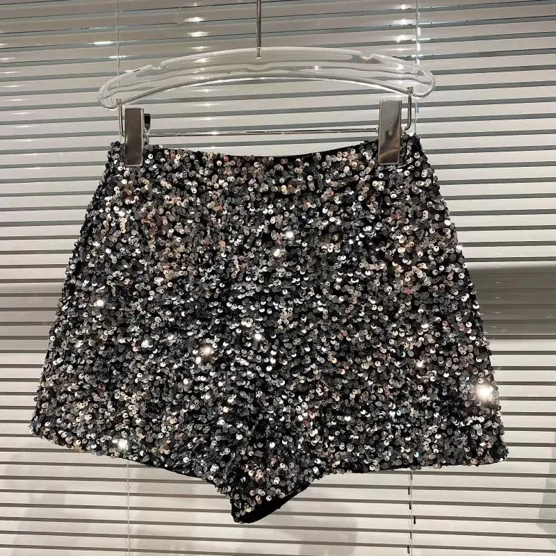 Shorts da donna “Spice Girls” con strass, zip frontale e dettagli suède – look glam estivo 2025