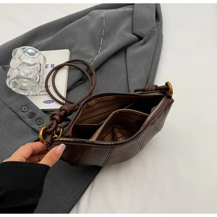 Borsetta baguette crossbody in velluto 2025 – stile western, zip e look raffinato minimal