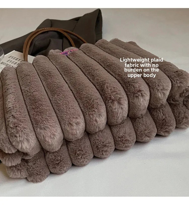 Tote bag a righe in peluche – borsa capiente e soffice per inverno 2025