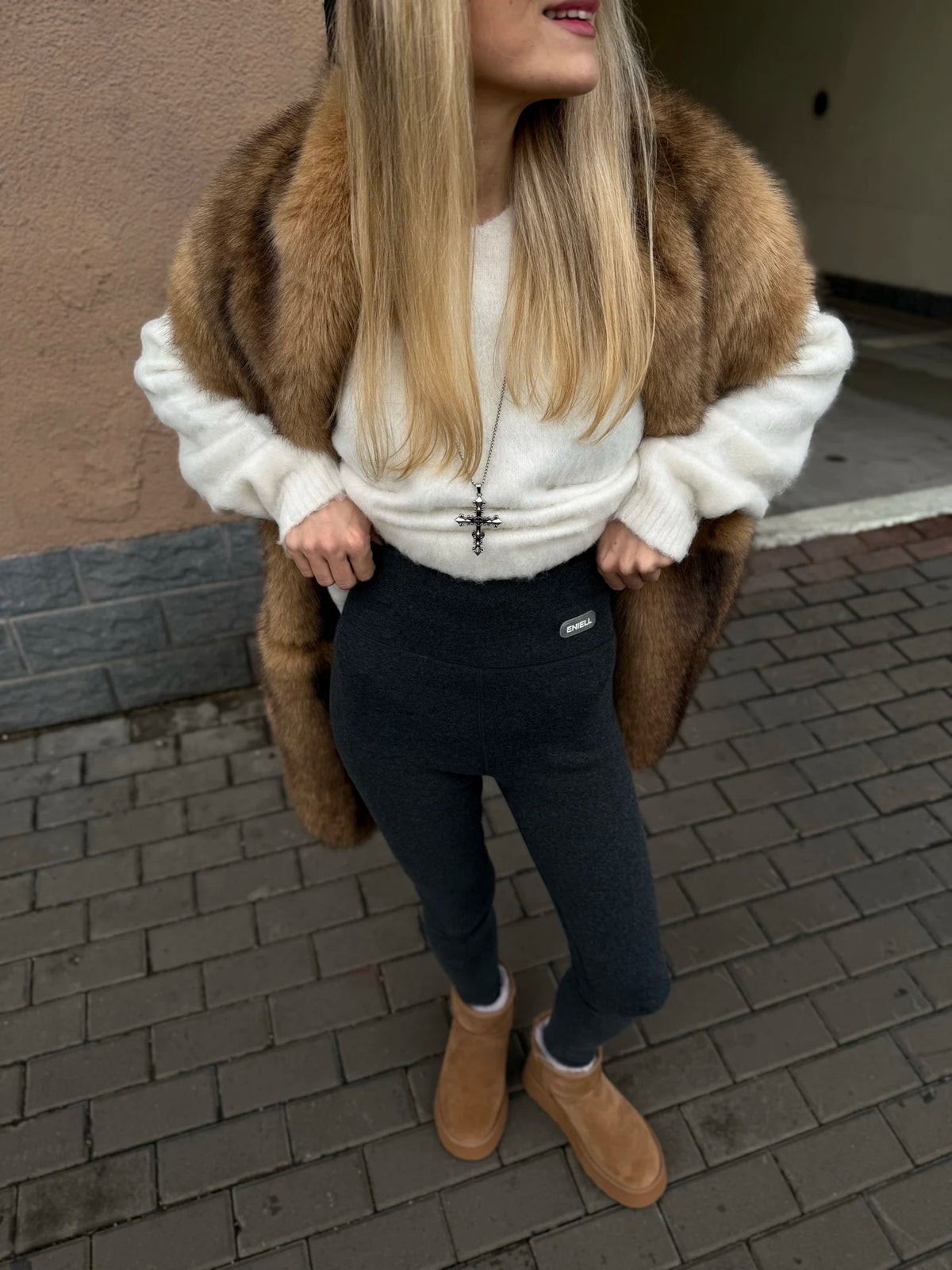 Sciarpa donna in pelliccia sintetica con tasche marrone