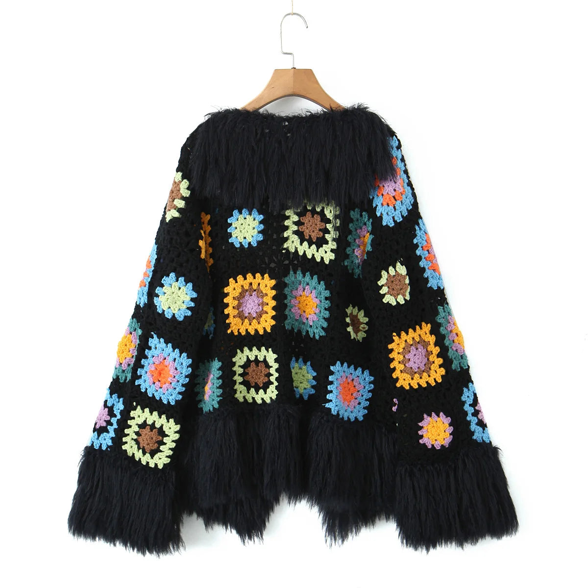 Cardigan lungo boho con frange e patchwork floreale – cardigan crochet con tasselli e texture shaggy dai colori vividi
