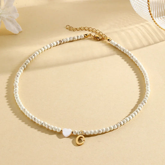 Choker boho con perline, cuore in conchiglia e iniziale in acciaio – collana personalizzata stile 2025