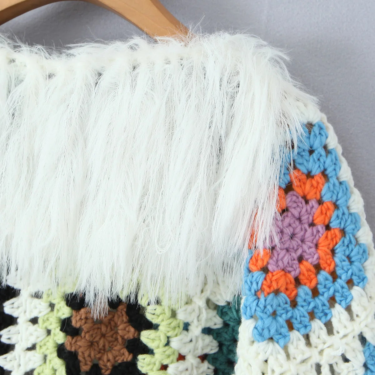 Cardigan lungo boho con frange e patchwork floreale – cardigan crochet con tasselli e texture shaggy dai colori vividi