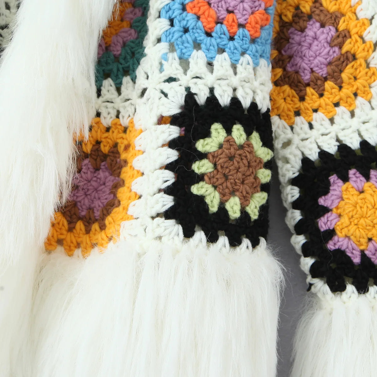 Cardigan lungo boho con frange e patchwork floreale – cardigan crochet con tasselli e texture shaggy dai colori vividi